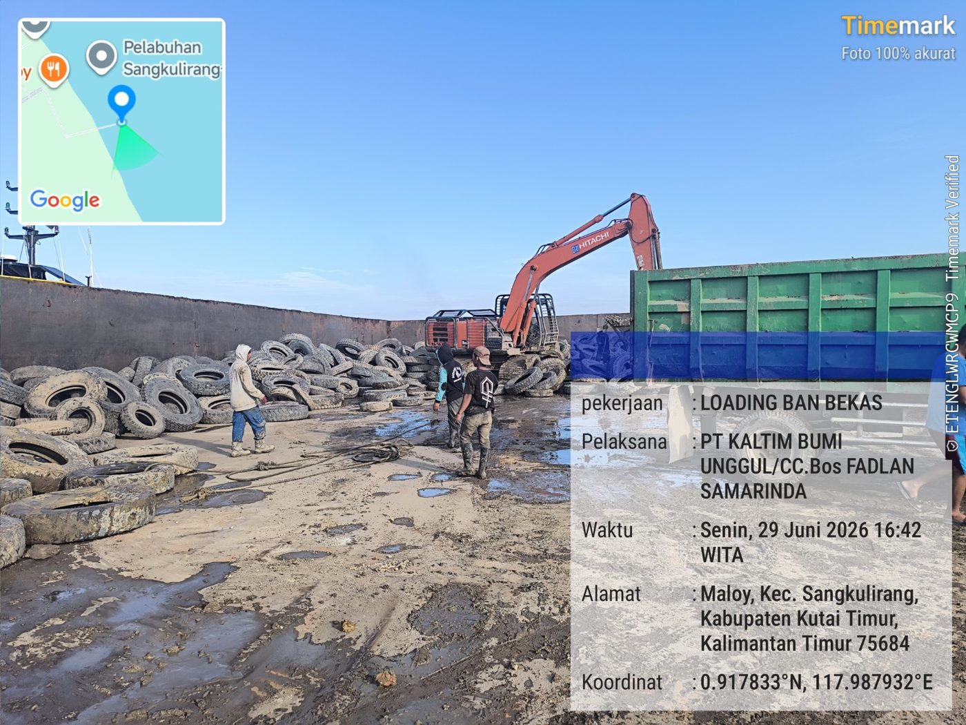 Loading ban bekas di area pelabuhan