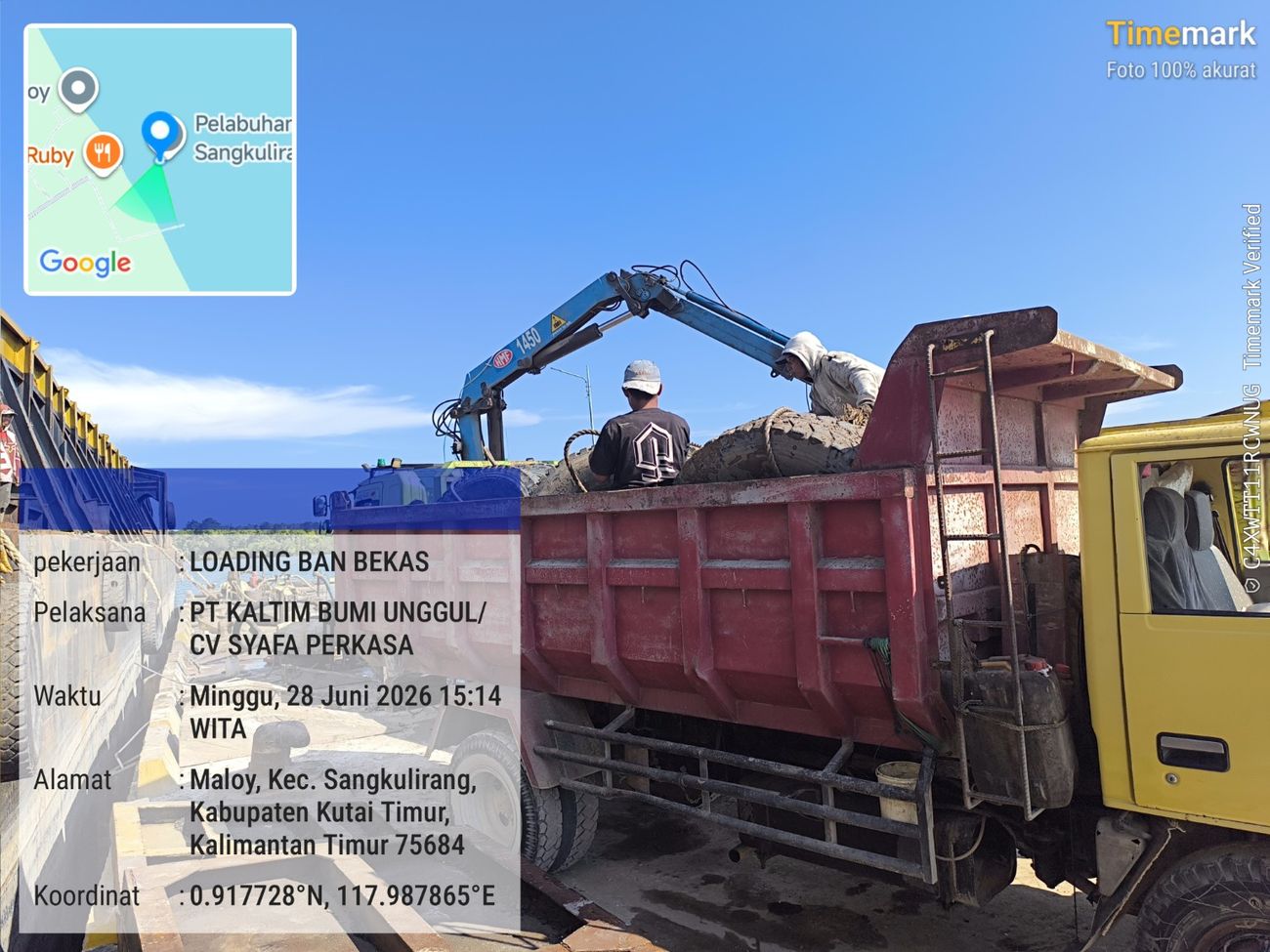 Dokumentasi loading ban bekas ke dump truck